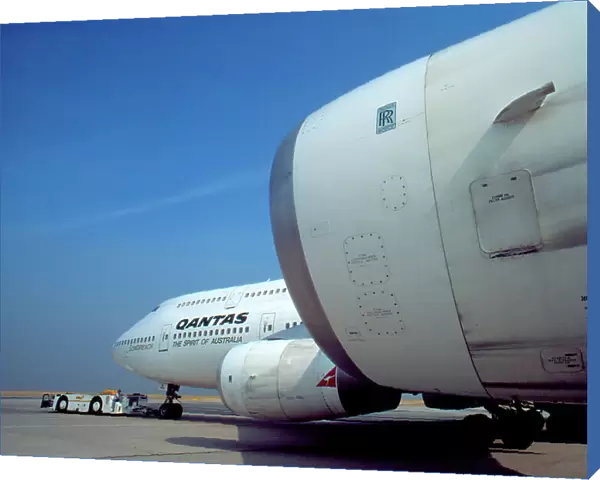 Boeing 747-400 Qantas on tow