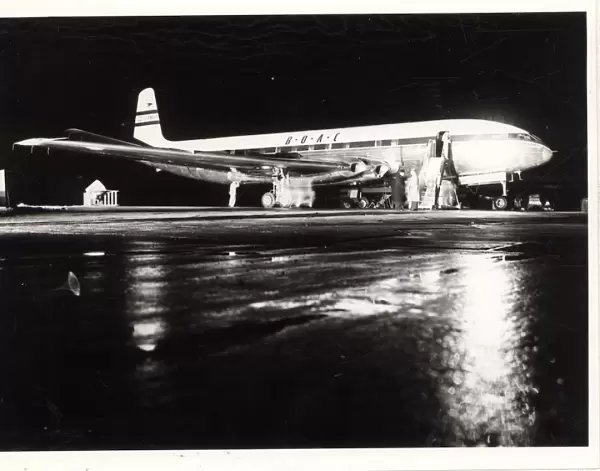 Night shot of the De Havilland Comet