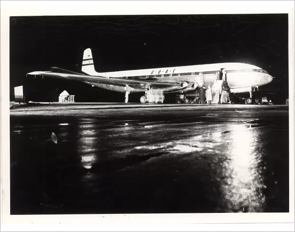 Night shot of the De Havilland Comet