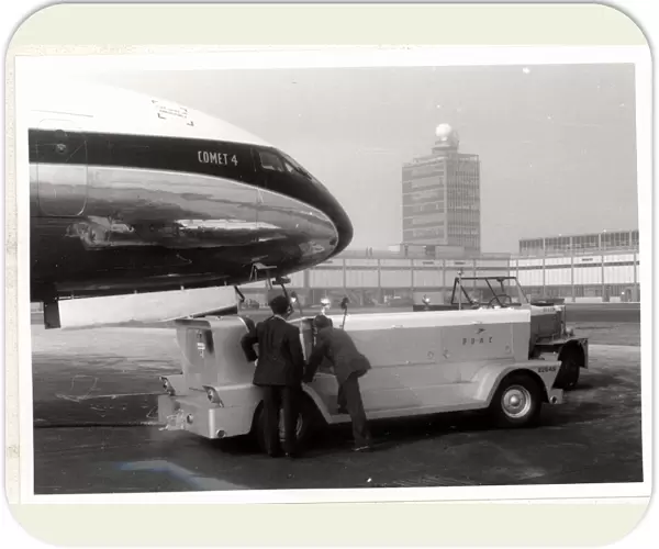 Nose inspection of De Havilland Comet 4