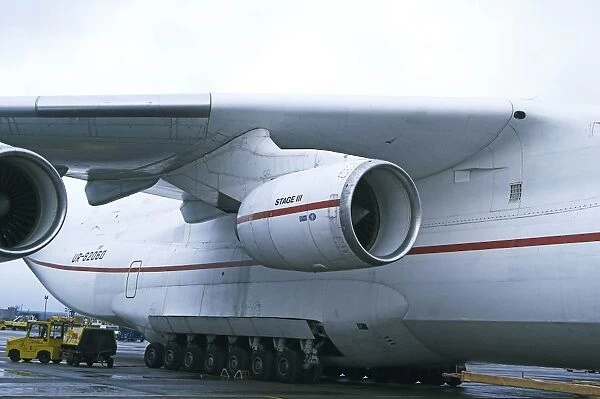 iml_127. Antonov 225, engine hard point and starboard undercarriage