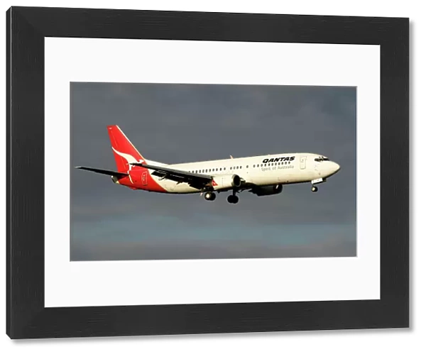 Boeing 737-400 Qantas landing approach into Melbourne