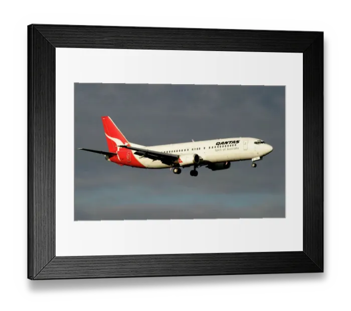 Framed Print : Boeing 737-400 Qantas landing approach into Melbourne Framed Print : Boeing 737-400 Qantas landing approach into Melbourne