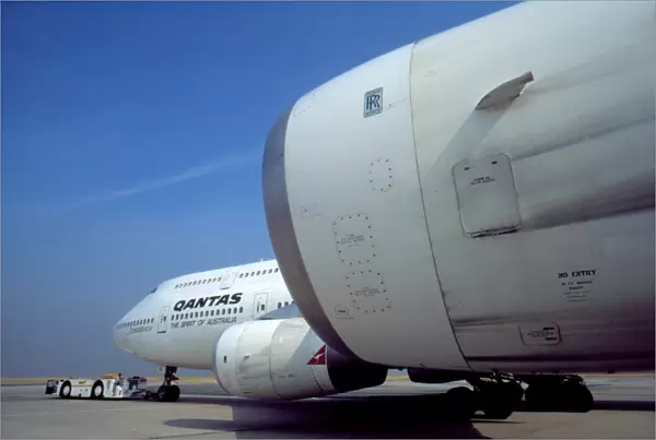 Boeing 747-400 Qantas on tow