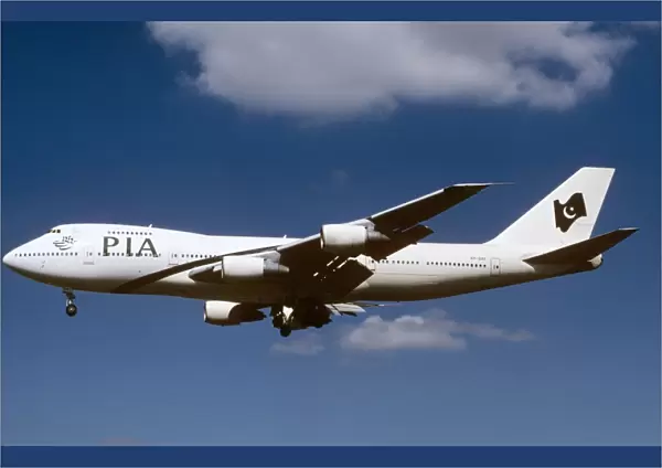 Boeing 747-200B PIA new livery