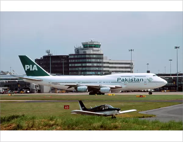 Large and small aircraft together - Boeing 747 and Piper