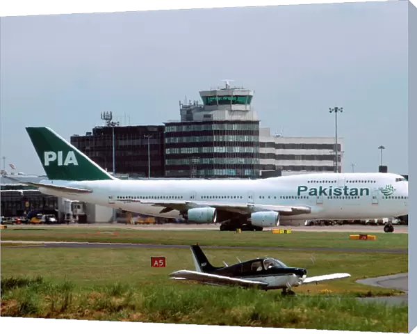 Large and small aircraft together - Boeing 747 and Piper
