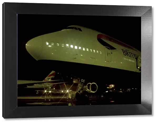 Boeing 747-400 at night