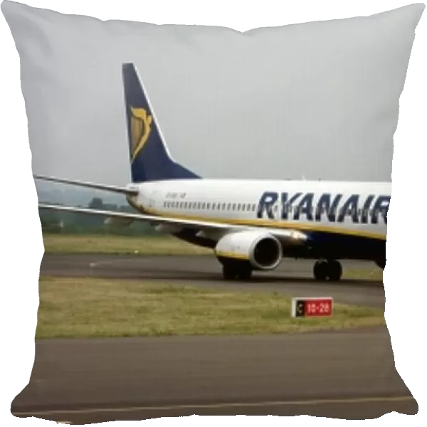 Ryanair B737-800 Carcassonne clearing runway 13 May 2007