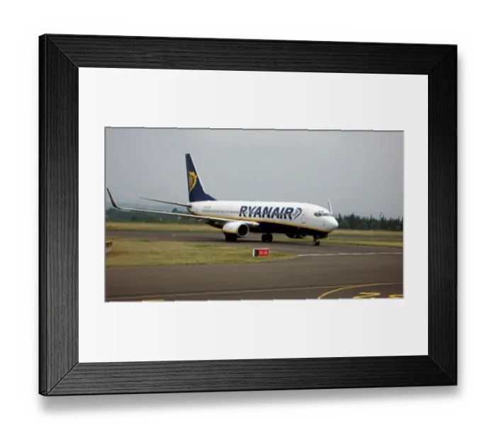 : Ryanair B737-800 Carcassonne clearing runway 13 May 2007 : Ryanair B737-800 Carcassonne clearing runway 13 May 2007