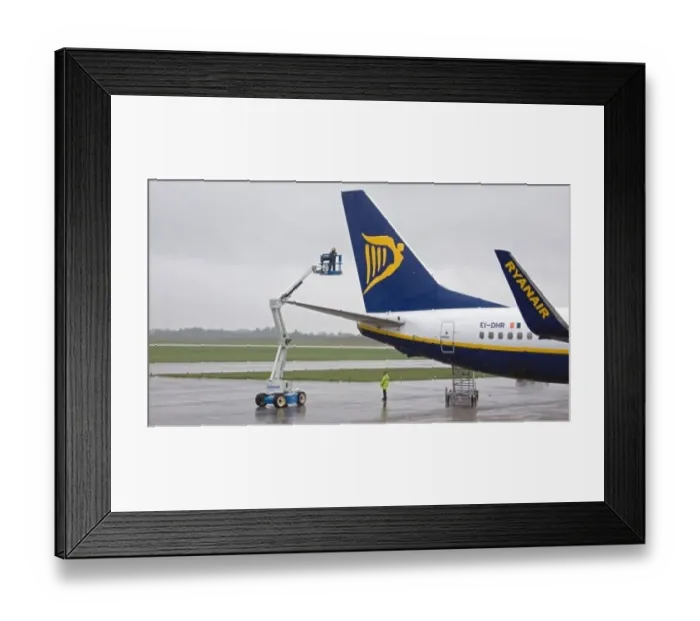 : Ryanair 737-800 Lightning Strike Inspection Stansted 20 July 200 : Ryanair 737-800 Lightning Strike Inspection Stansted 20 July 200