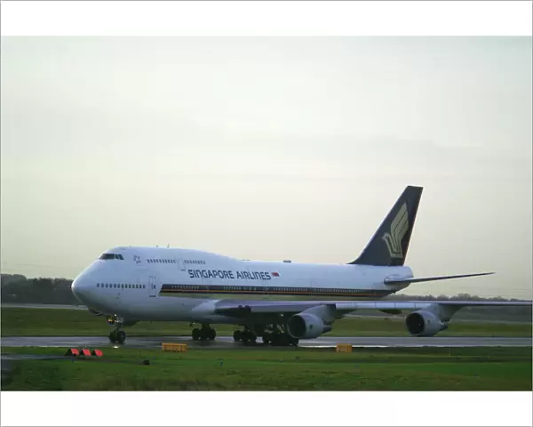 Singapore Airlines Boeing 747-400 at Manchester