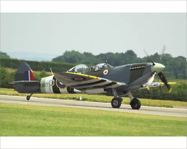im-583. Privatly owned spitfire mk19 by Paul Day at RAF Waddington 2006 airshow