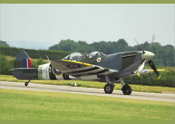 im-583. Privatly owned spitfire mk19 by Paul Day at RAF Waddington 2006 airshow