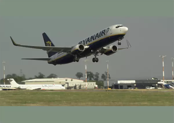 im-599. Ryanair 737-800 departing Ema
