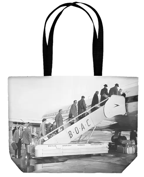 Passengers boarding Comet