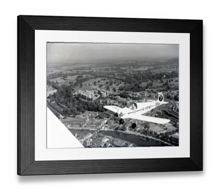 : ilot in single engine Turbulent aircraft (of the royal Flight) above a cityscape : ilot in single engine Turbulent aircraft (of the royal Flight) above a cityscape
