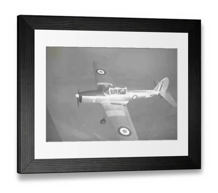 : he de Havilland Canada Chipmunk is a tandem, two-seat, single-engined primary trainer aircraft which was the standard primary trainer for the Royal Canadian Air Force, Royal Air Force and several other air forces through much of the post-Second World : he de Havilland Canada Chipmunk is a tandem, two-seat, single-engined primary trainer aircraft which was the standard primary trainer for the Royal Canadian Air Force, Royal Air Force and several other air forces through much of the post-Second World