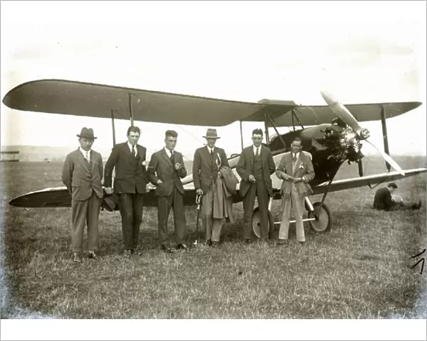 eoffrey de Havilland (3rd from right) and his team at Lympne air trials
