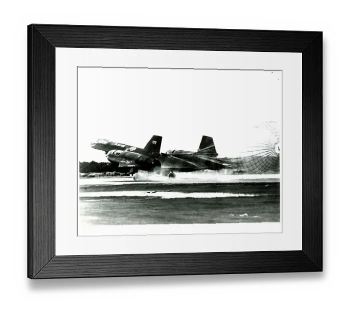 : Lokheed SR-71 lands using parachute to slow itself down : Lokheed SR-71 lands using parachute to slow itself down