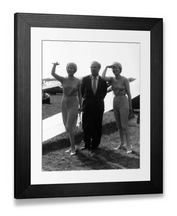 Framed Print : Beverley Girls Visit the Gliding Championships Framed Print : Beverley Girls Visit the Gliding Championships