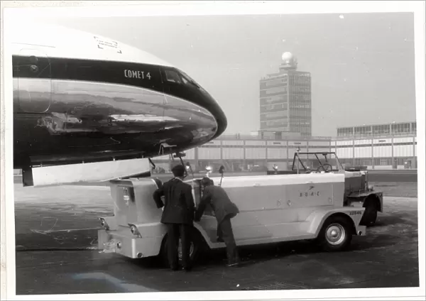 Nose inspection of De Havilland Comet 4