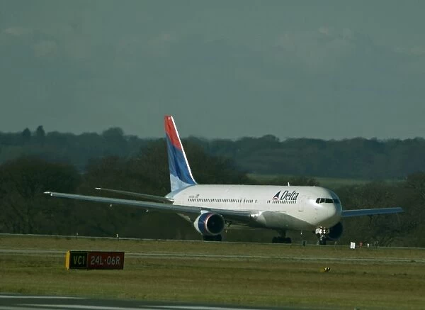 Boeing 767 Delta. Delta 767 starting take off run at manchester