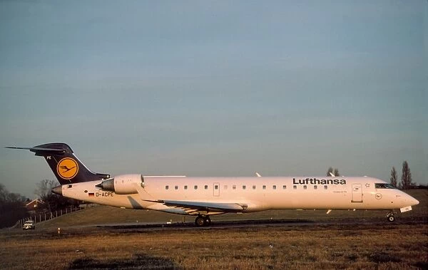 Bombardier CRJ700. CRJ 700. LG