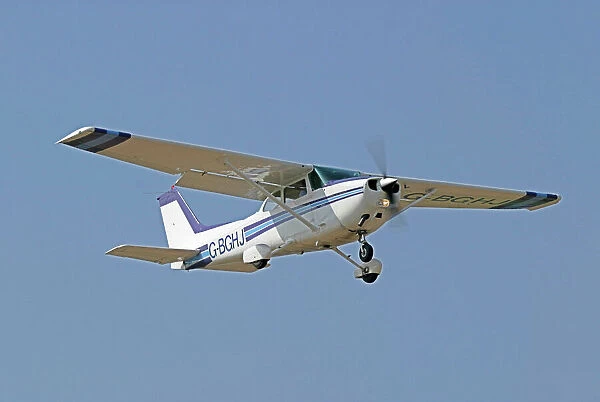 Cessna 172 Skyhawk. On short finals to land at CVT