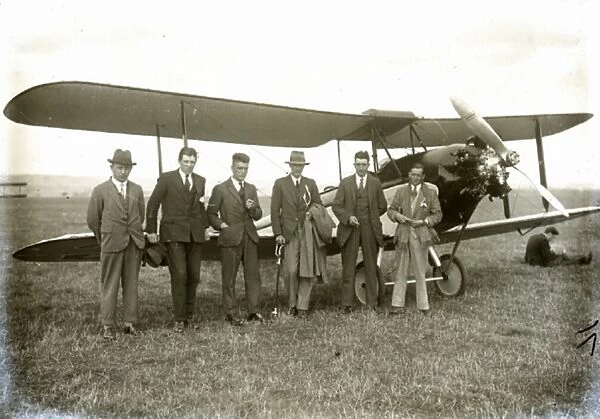 eoffrey de Havilland (3rd from right) and his team at Lympne air trials