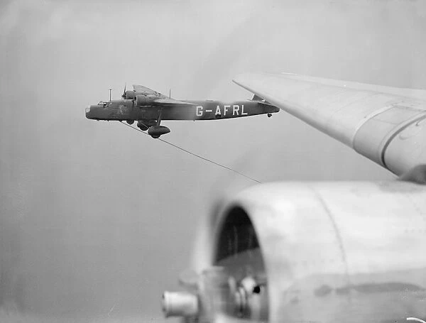 Handley Page Harrow. Air to air refuelling HP Harrow to AW XXIII