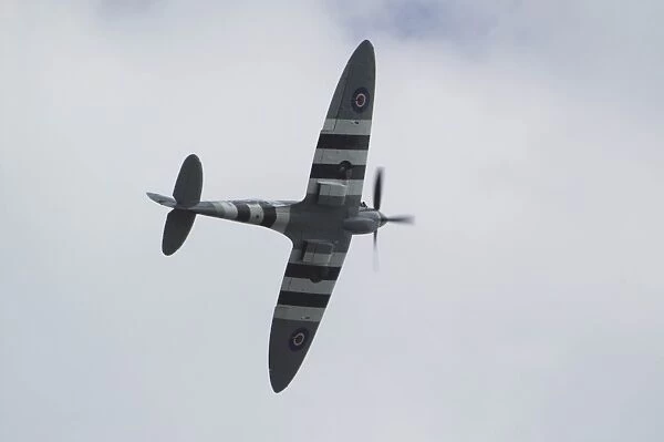 iml-559. spitfire display those elipticle wings and d-day markings