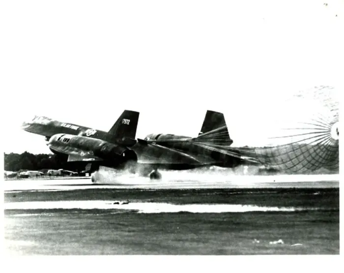 : Lokheed SR-71 lands using parachute to slow itself down : Lokheed SR-71 lands using parachute to slow itself down