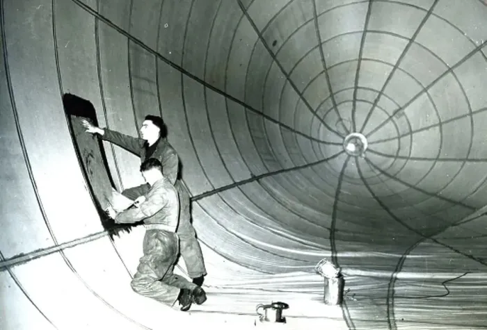 : RAF Ballon unit, ardington. Repairs on Ballon (inflated with air) : RAF Ballon unit, ardington. Repairs on Ballon (inflated with air)