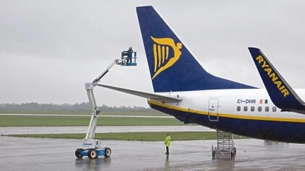 Ryanair 737-800 Lightning Strike Inspection Stansted 20 July 200