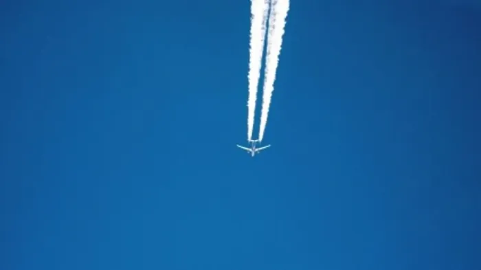 : Ryanair 737-800 with Winglets Contrailling 12 July 2007 : Ryanair 737-800 with Winglets Contrailling 12 July 2007