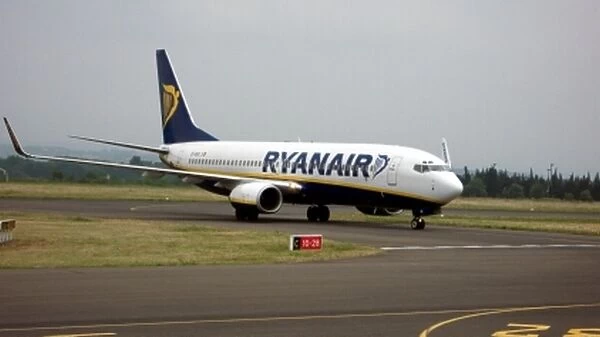 Ryanair B737-800 Carcassonne clearing runway 13 May 2007