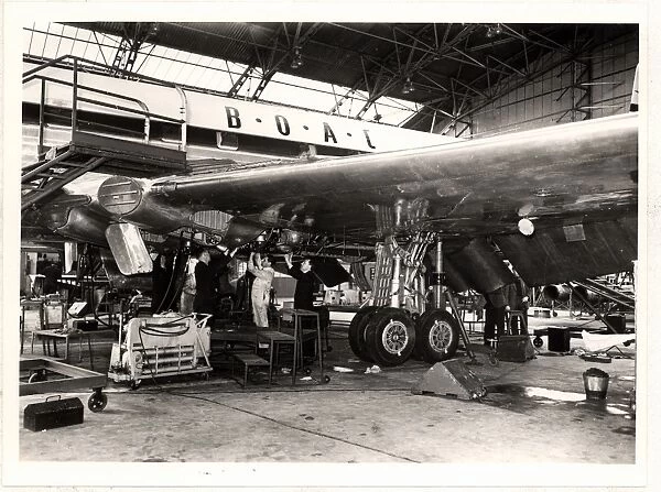 Working on the wing. De Havilland Comet