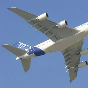 Airbus A380 flies at the Dubai air show 2007