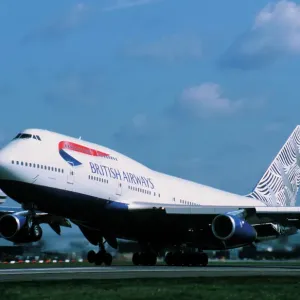 Le Boeing 747-400 de British Airways décollant à l'aéroport de Gatwick au Royaume-Uni Le Boeing 747-400 de British Airways décollant à l'aéroport de Gatwick au Royaume-Uni