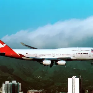 Boeing 747-400 de Qantas en vol vers l'aéroport aérien ancien de Hong Kong, Kai Tak Boeing 747-400 de Qantas en vol vers l'aéroport aérien ancien de Hong Kong, Kai Tak