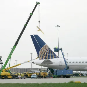 Boeing 757-200 Detaching rudder from the fin following a lightning strike