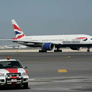 Le Boeing 777-200 de la British Airways à l'aéroport du Dubaï avec une véhicule pour le quai Le Boeing 777-200 de la British Airways à l'aéroport du Dubaï avec une véhicule pour le quai