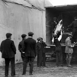 Claude Grahame-White and the unpacking of his monoplane