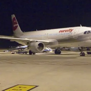 Eurofly Airbus 320 at Bari 12 Jan 07 night shot Eurofly Airbus 320 at Bari 12 Jan 07 night shot