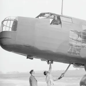 HP Harrow - for a-a refuelling 1939(c) Flight The Flight Collection 020 8652 8888 Not to be reproduced without permission or payment