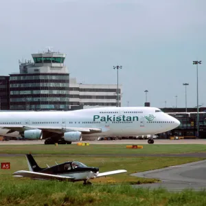 Large and small aircraft together - Boeing 747 and Piper