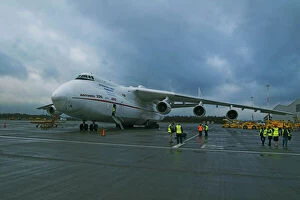 Images Dated 2nd December 2005: Antonov AN225 on first commercial flight into East Midlands Airport UK