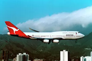 Modern Aircraft Gallery: Boeing 747-400 Qantas flying into Kai Tak - old Hong Kong airport