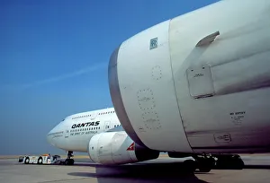 Boeing 747-400 Qantas on tow